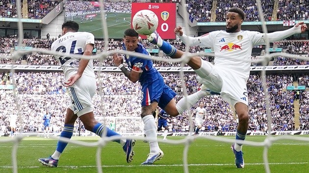 Enzo ghi bàn trước Leeds ở bán kết FA Cup.