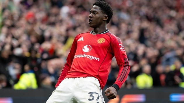 Mainoo chia sẻ về việc suýt rời Man Utd.