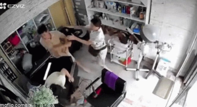 Ngày 13/5, mạng xã hội lan truyền nhiều đoạn clip trích xuất từ camera an ninh ghi lại cảnh một người phụ nữ đang ôm con nhỏ thì bất ngờ bị nhiều người lao vào chửi bới, hành hung ngay tại khu vực sinh hoạt.


