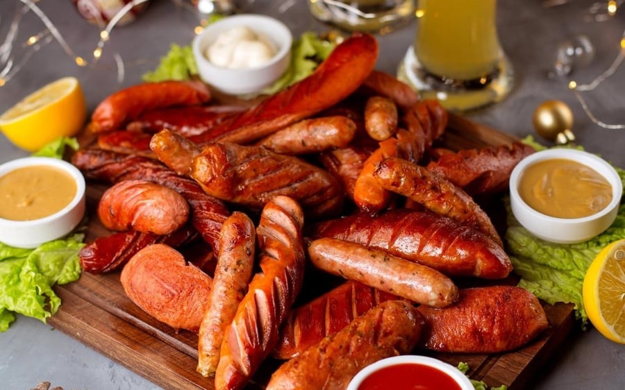 Xúc xích, thịt xông khói, jambon hay các loại thịt nguội là những thực phẩm quen thuộc trong nhiều gia đình nhờ sự tiện lợi và dễ sử dụng. 