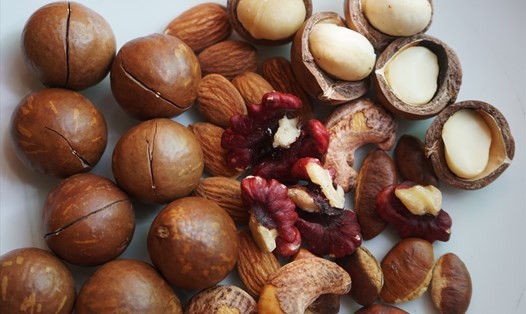 Hạnh nhân, óc chó hay hạt chia là những thực phẩm giàu chất béo tốt và protein thực vật. 