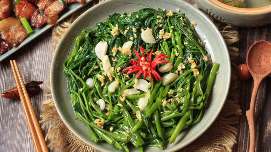Rau muống là loại rau quen thuộc thường xuyên xuất hiện trong bữa cơm gia đình của người Việt.
