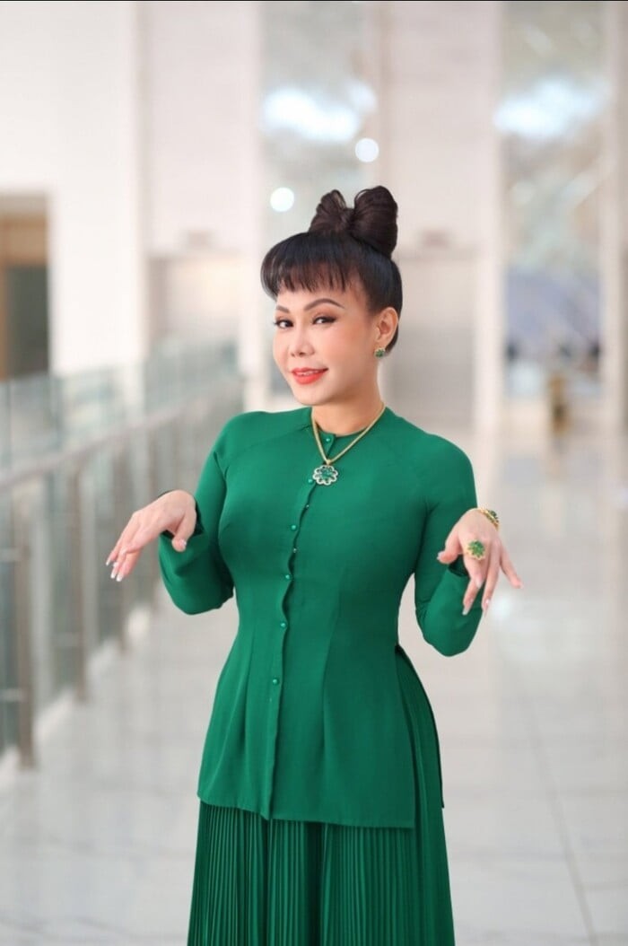 Cô thường xuyên bỏ tiền túi giúp đỡ hoàn cảnh khó khăn