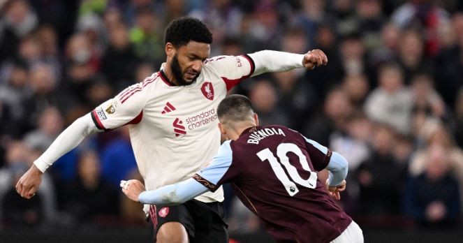 Hậu vệ phải: Joe Gomez — 5.6: Thường xuyên bó vào trong để tạo thành bộ ba trung vệ khi Liverpool có bóng, vô tình bỏ mặc hành lang cánh cho một đồng đội không có khả năng hỗ trợ tấn công đảm nhiệm.