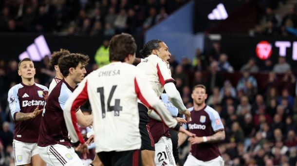 Trung vệ: Virgil van Dijk — 7.3: Một cú đúp bàn thắng trớ trêu nhất trong sự nghiệp của anh. Ngay từ tiếng còi khai cuộc, thủ quân của Liverpool đã hoàn toàn bị Watkins làm cho rối loạn; tiền đạo đối phương như đang thi đấu ở một tốc độ khác hoàn toàn so với một đội trưởng di chuyển chậm chạp.