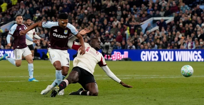 Watkins trừng phạt hàng thủ Liverpool.