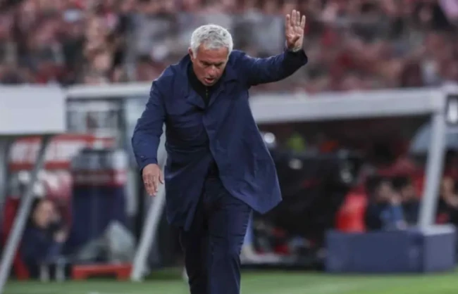 Mourinho chuẩn bị ngồi ghế nóng Real Madrid.