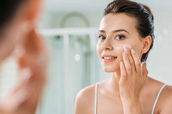 Những bước skincare tối giản nhưng đúng trọng tâm sẽ giúp cấp ẩm, làm dịu và hỗ trợ tái tạo da tốt hơn sau những đêm thức khuya.