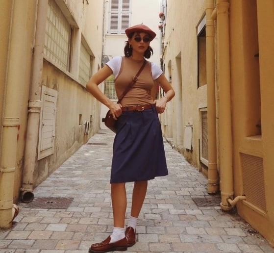 Một đôi loafer nâu đi cùng túi tote da đồng màu có thể khiến outfit trở nên thời thượng theo cách rất tự nhiên.