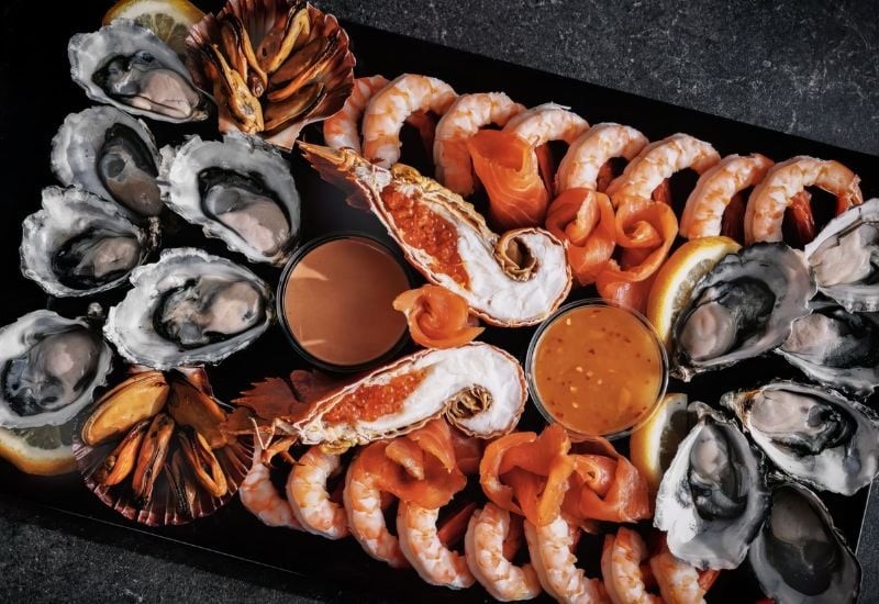 Nhiều người thích kết hợp bia lạnh với các món hải sản tươi sống như hàu, sashimi, gỏi cá hay tôm tái chanh vì cảm giác “đúng bài”. Tuy nhiên, đây lại là kiểu ăn uống tiềm ẩn nhiều nguy cơ.


