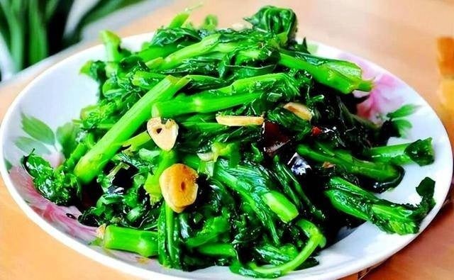 Nhóm thứ ba gây nhiều tranh cãi là rau lá xanh để qua đêm hoặc bảo quản không đúng cách.