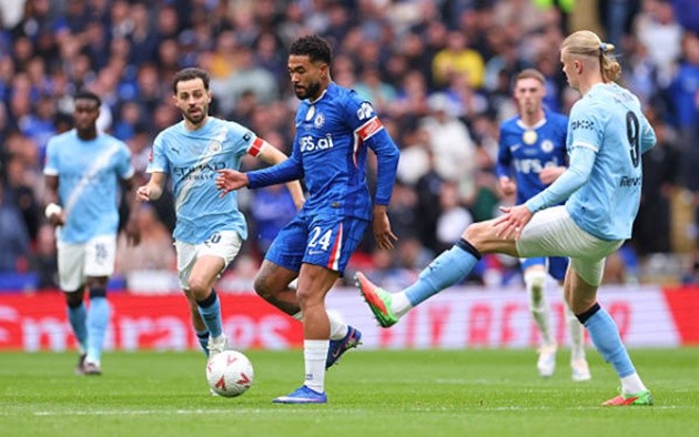 Reece James (6/10): Đội trưởng của Chelsea giữ cho tuyến giữa vận hành ổn định. Tuy nhiên, anh đã có một khoảnh khắc mất tập trung khi để mất bóng ở khu vực nguy hiểm, rất may là Man City đã không thể tận dụng.