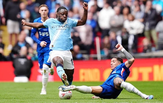 Enzo Fernandez (5/10): Một trận đấu đầy nhiệt huyết nhưng kém may mắn của tiền vệ người Argentina. Anh phải nhận một thẻ vàng sau pha vào bóng quyết liệt và bỏ lỡ một cơ hội ngon ăn từ cú vô lê ở cuối hiệp.