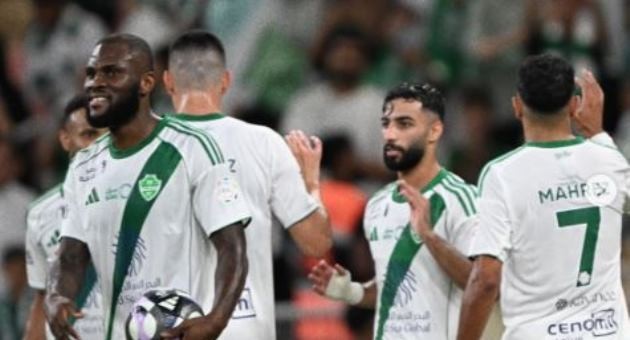 Al Ahli thắng đậm Al Kholood 3-0.