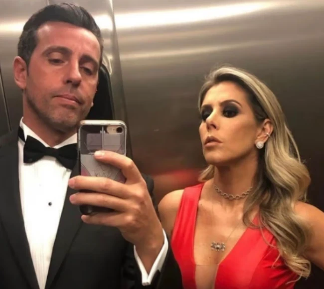 Cựu CEO Arsenal và vợ Paula Gaspar.