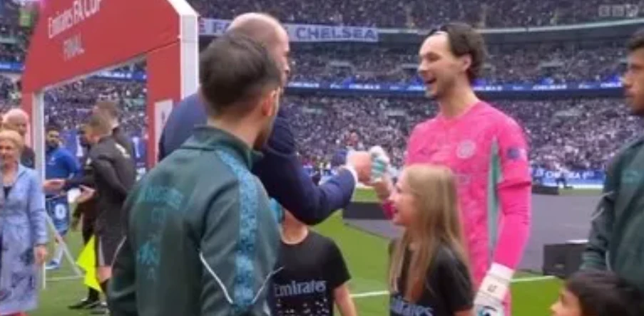 Hoàng tử William đấm tay với thủ thành Man City.