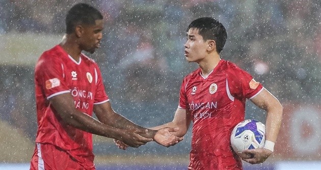 Đình Bắc tranh đá penalty với Grafite.