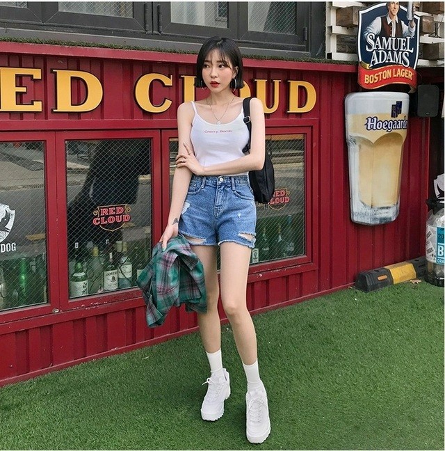 Những thiết kế short cạp cao hoặc short dáng suông thường được lựa chọn nhiều vì giúp vóc dáng thanh thoát hơn. 