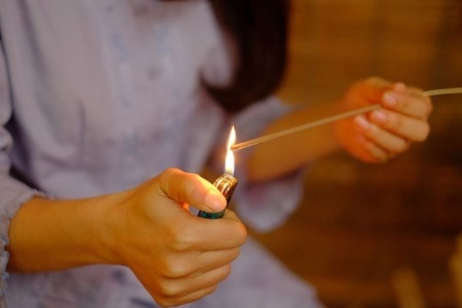 Trong một số điều kiện thời tiết như mưa to, gió lớn, việc mở cửa có thể khiến gió lùa mạnh làm hương tắt liên tục, tro bay khắp nơi và ảnh hưởng đến sự an toàn khi thắp nhang. 