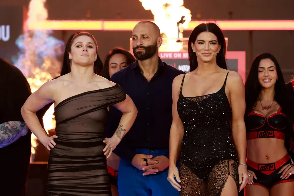 Ronda Rousey và Gina Carano chạm mặt tại buổi cân ký