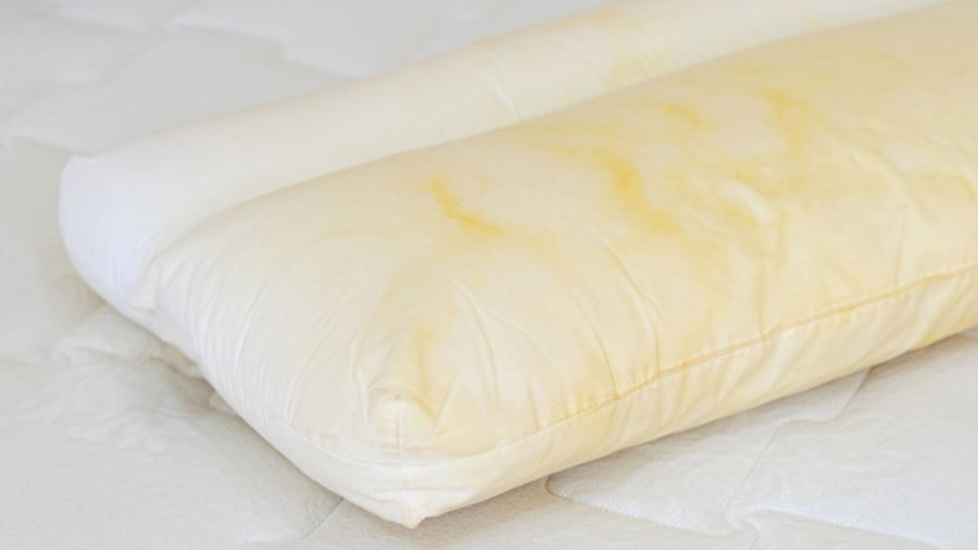 Để làm sạch ruột gối, bạn có thể sử dụng các nguyên liệu có sẵn trong nhà như nước rửa bát, giấm trắng, baking soda.