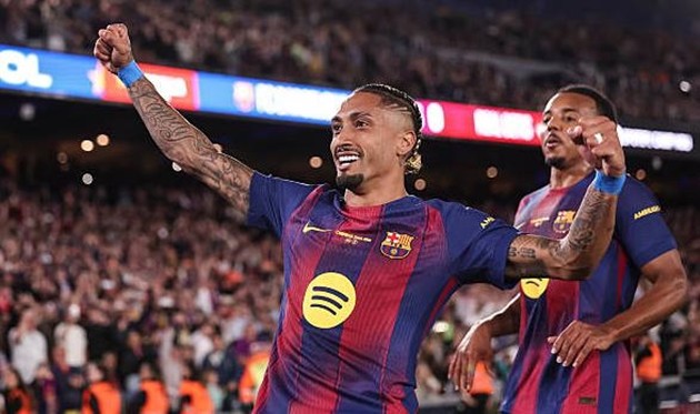 Raphinha lập cú đúp góp phần giúp Barcelona đánh bại Real Betis.