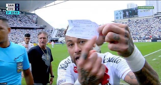 Neymar không chấp nhận việc bị thay ra bởi sai sót từ trọng tài thứ 4.