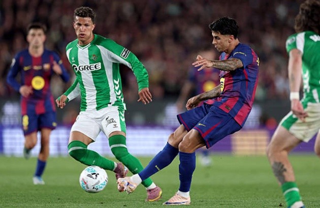 Joao Cancelo (7.8): Cầu thủ xuất sắc bậc nhất hàng thủ. Xuất phát ở vị trí hậu vệ trái và sau đó được đẩy lên đá như một tiền đạo cánh, Cancelo đã khép lại ngày thi đấu chói sáng bằng một siêu phẩm sút xa ấn tượng, ấn định bàn thắng thứ ba cho đội nhà.