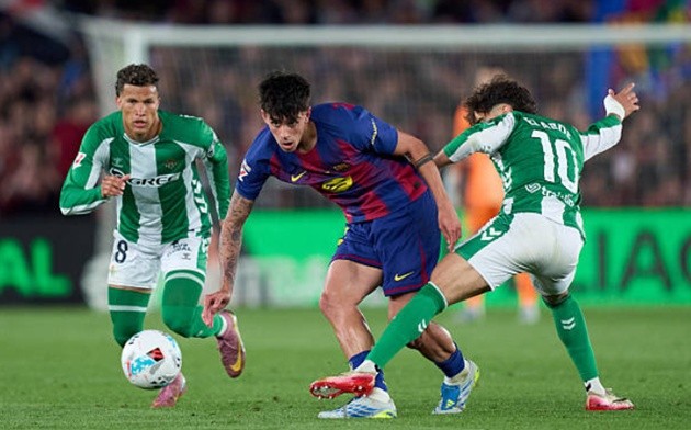 Marc Bernal (7.0): Bernal đã hoàn thành xuất sắc nhiệm vụ vô hiệu hóa ngòi nổ Giovani Lo Celso bên phía Betis. Khả năng đánh chặn của anh giúp Pedri tự do dâng cao.