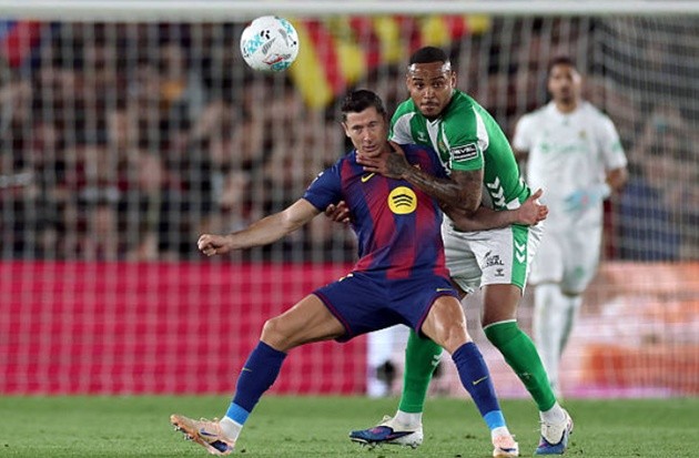 Robert Lewandowski (6.8): Đây là trận đấu cuối cùng của tiền đạo người Ba Lan tại Spotify Camp Nou. Dù không thể nổ súng để tri ân khán giả, nhưng con số 119 bàn thắng sau 192 lần ra sân đã khẳng định vị thế huyền thoại của anh trong lịch sử gã khổng lồ xứ Catalonia.