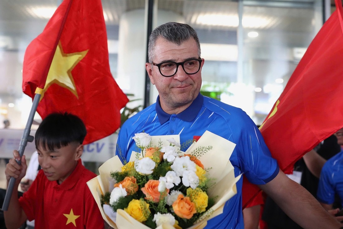 HLV Cristiano Roland xúc động trước tình cảm của người hâm mộ Việt Nam. Ảnh: P.X - Vietnamnet.