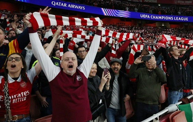 CĐV Arsenal trở thành cầu thủ thứ 12 của đội bóng.