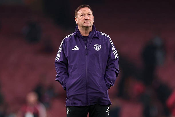 Steve Holland sẽ tiếp tục gắn bó với Man Utd. 