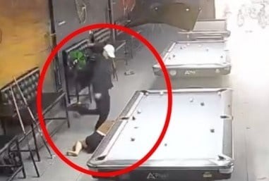 Đáng chú ý, khi chị P. ngã xuống sàn, Q. vẫn chưa dừng lại mà tiếp tục dùng chân đạp mạnh vào vùng đầu và mặt nạn nhân.
