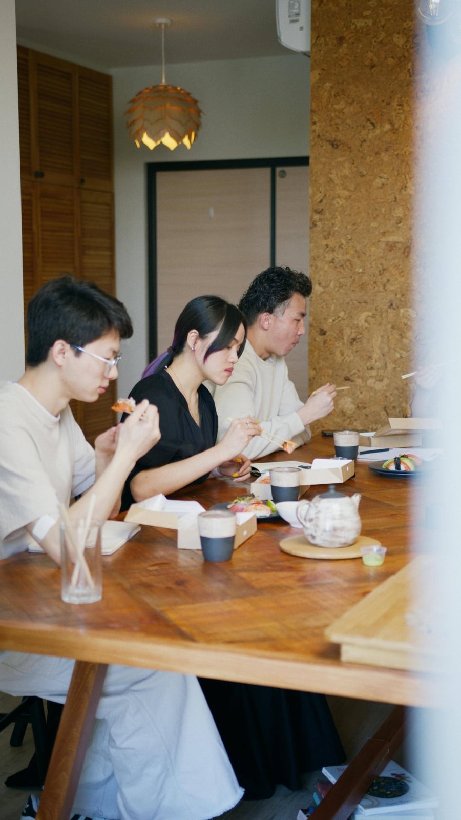 Có những người thân luôn niềm nở, thân thiết khi bạn có điều kiện, nhưng lại nhanh chóng xa cách lúc bạn gặp khó khăn. 