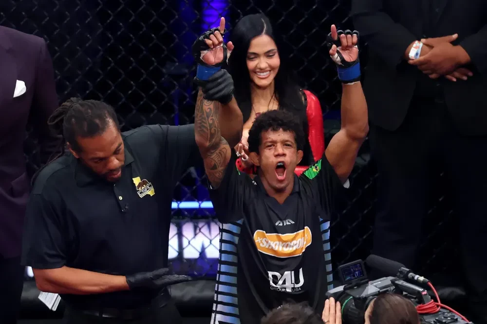Adriano Moraes ăn mừng chiến thắng