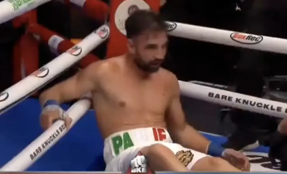 Paulie Malignaggi bị Rolando Dy hạ gục