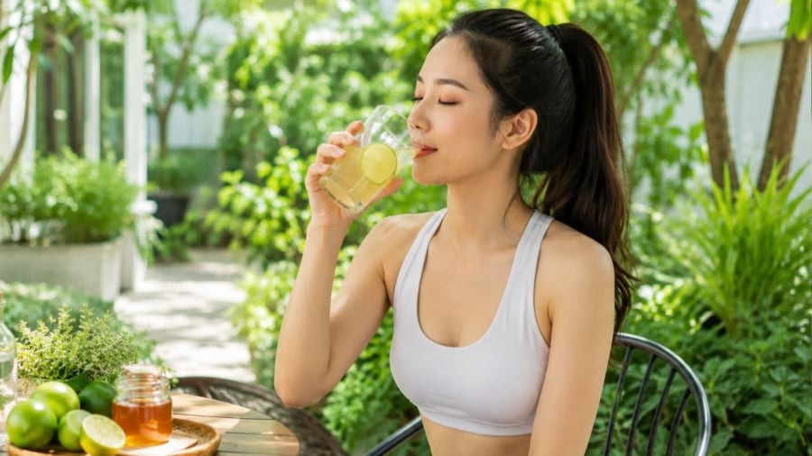 Không nên uống chanh mật ong khi bụng rỗng