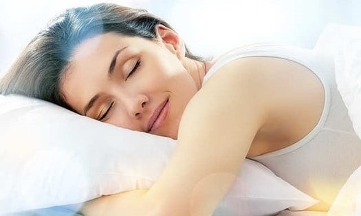 Khi chất lượng giấc ngủ được cải thiện, làn da cũng có điều kiện phục hồi tốt hơn trong suốt ban đêm.