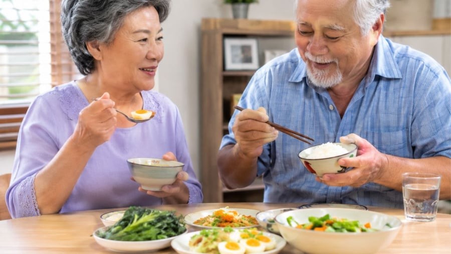 Trứng gà có những lợi ích với người lớn tuổi