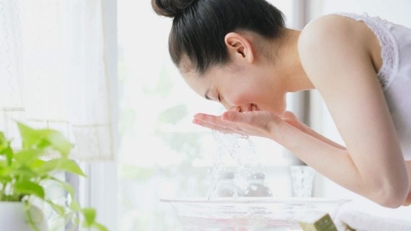 Sau khi ở ngoài trời nắng lâu, nhiều người thường muốn rửa mặt ngay để tạo cảm giác mát và dễ chịu hơn. 