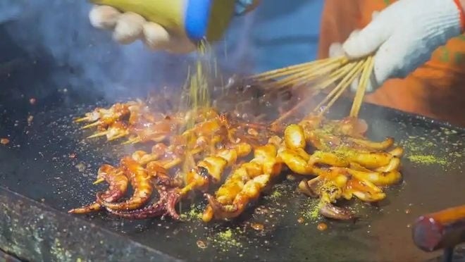 Các món mực nướng tại hàng quán vỉa hè hay chợ đêm luôn hấp dẫn thực khách, tuy nhiên nếu nguyên liệu không đảm bảo độ tươi hoặc được bảo quản bằng hóa chất trái phép sẽ tiềm ẩn nhiều rủi ro.