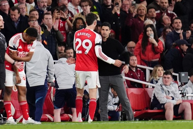 Arsenal tiến bước dài đến ngôi vương.
