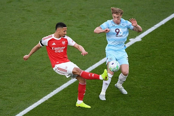 William Saliba (8.1): Cầu thủ xuất sắc nhất trận đấu. Saliba thể hiện sự điềm tĩnh tuyệt vời khi chiến thắng hầu hết các pha tranh chấp tay đôi với tiền đạo đối phương. Khả năng đọc tình huống và những đường chuyền xuyên tuyến của anh là chìa khóa giúp hàng thủ Arsenal đứng vững.
