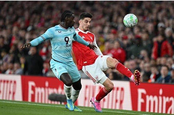 Kai Havertz có pha vào bóng nguy hiểm với cầu thủ đối phương.