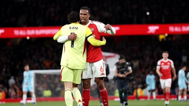Arsenal đang nỗ lực về đích với ngôi vương Ngoại hạng Anh sau 38 vòng đấu ròng rã.