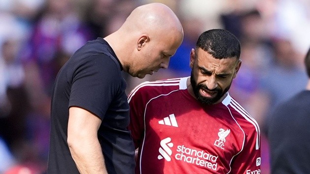 Carragher chỉ trích Salah vì những phát biểu thiếu chuyên nghiệp.