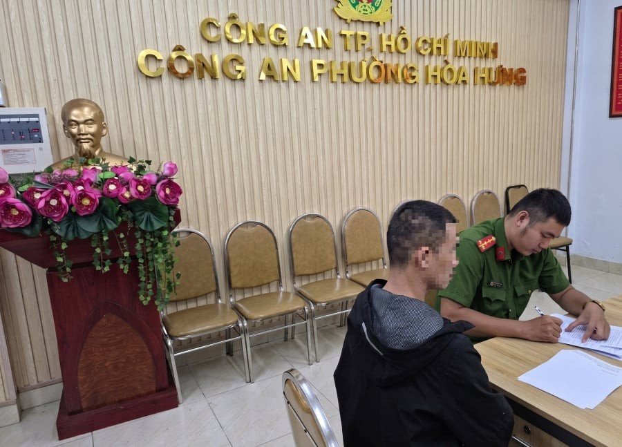 Theo thông tin ban đầu, vào rạng sáng 22/4, người này đến trụ sở Công an phường Hòa Hưng trình báo về việc có hai trẻ em bị bắt cóc và đang bị giam giữ tại một khách sạn trên địa bàn.