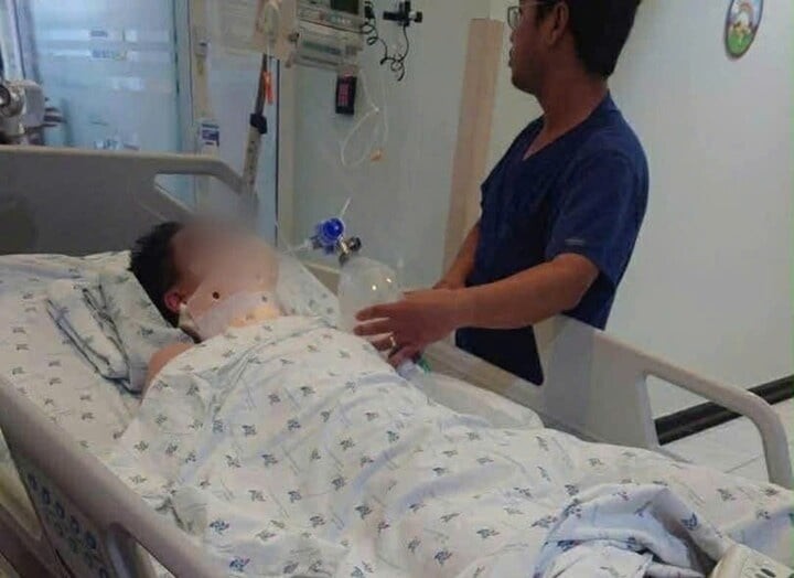 Theo gia đình, ngày 15/5, người thân phát hiện em H. có hành động dại dột tại nhà riêng. Hiện nam sinh đang điều trị tại Bệnh viện Nhi Đồng 2 trong tình trạng hôn mê sâu, chết não.

