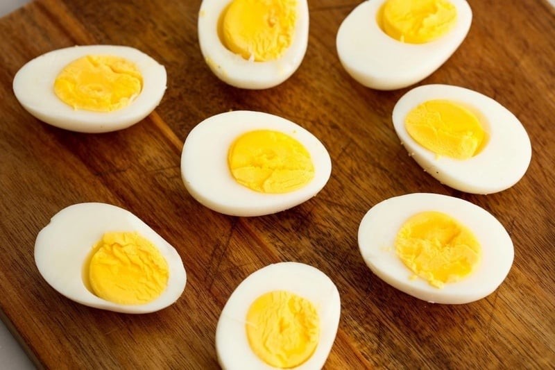 Theo một số nghiên cứu, việc tiêu thụ trứng gà thường xuyên có thể làm tăng cholesterol trong máu, từ đó thúc đẩy hình thành mảng bám trong lòng động mạch. 